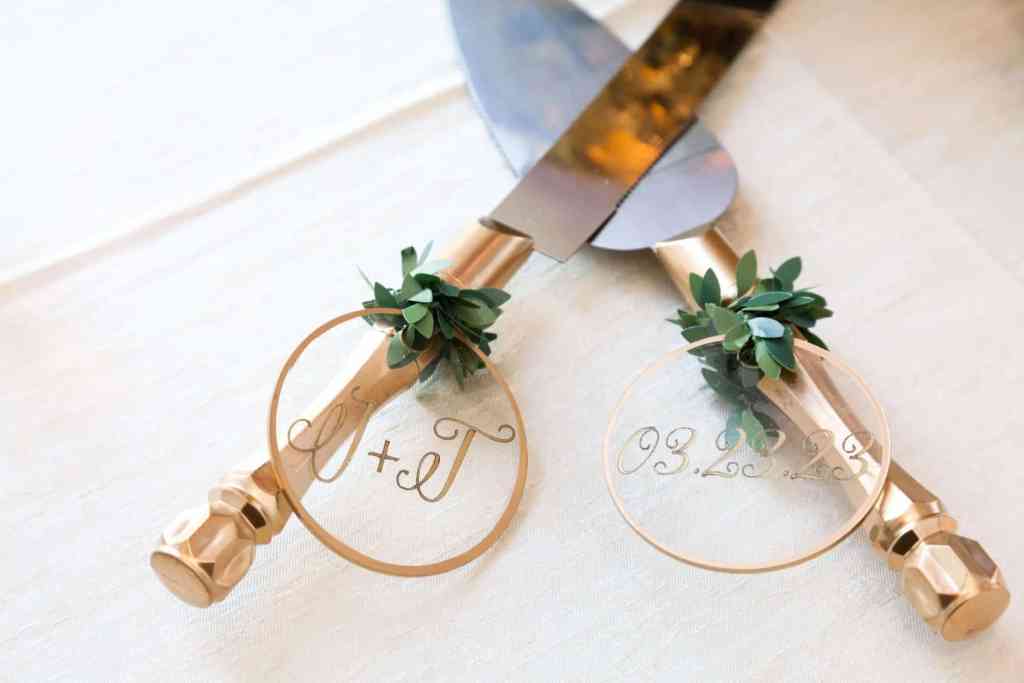 Tropical wedding cake cutting set