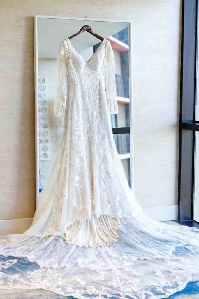Long-sleeved lace wedding dress