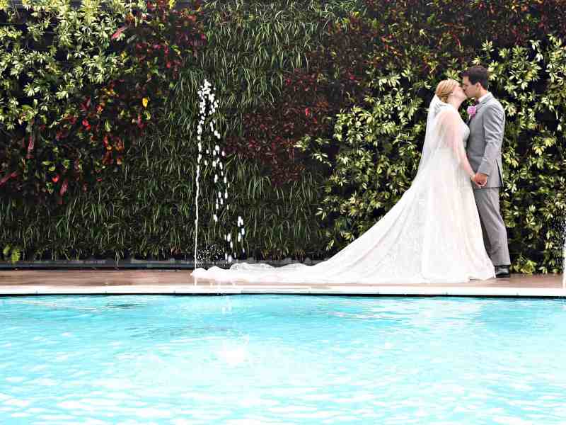 swan-and-dolphin-poolside-wedding-photos