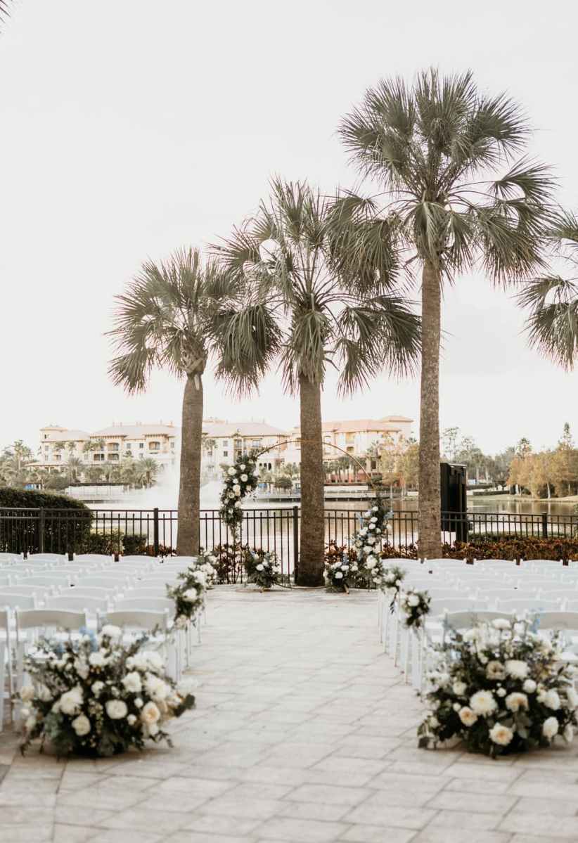 White and dusty blue ceremony decor