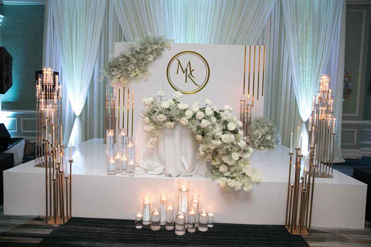 Elegant white and gold sweetheart table display